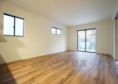 同仕様写真。リビングは広々とした設計で、家族が集い、寛ぐ暮らしの空間を演出しています。思い思いの時間を過ごしたり、家族みんなで食事をしたり、素敵な団らんの場になりますね。