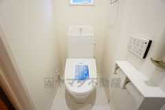 温水洗浄機付トイレです。節水機能もあるので、安心して使えますね。もちろん、1階2階の2ヶ所にトイレがあるので、忙しい朝にもゆとりができますね。