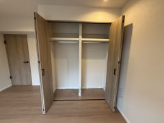 洋室にはハンガーパイプ付きのクローゼットが設けられています。たっぷり収納できるので衣替えの心配もいりませんね＾＾