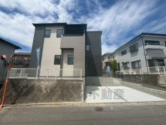 駐車スペースはゆとりある2台分を確保。マイカー用に、お客さま用に、余裕を持ってご利用いただけます。