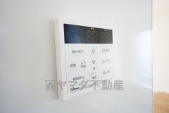 キッチン横からボタンひとつで操作が楽々。