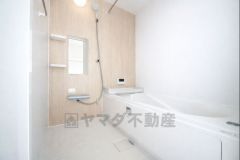 同仕様写真。1日の疲れを癒すくつろぎのバスルーム。足を伸ばしてもゆったりと入れるサイズです。お子様と一緒にお風呂に入っても狭くないですね^^