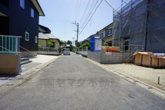 現地（2025年5月8日）撮影。大型車の通行が少なく、騒音や振動が少ないので静かで快適な生活を送れます。