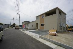 前面道路は広く、車同士がすれ違うスペースが十分にあります。落ち着いた住宅地内で快適な生活を実現してみませんか＾＾