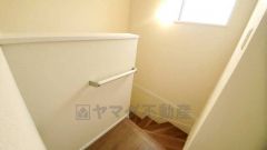 小さなお子様やご高齢の方でも安心できる、手すり付き階段。段差も低めで設定されており、安全性にも優れています。