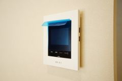 防犯性、セキュリティ対策に安心できるテレビモニター付きインターフォンです。セールスマン対策にもなり安心できます。