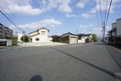 現地（2025年4月17日）撮影。 前面道路は広く、車同士がすれ違うスペースが十分にあります。落ち着いた住宅地内で快適な生活を実現してみませんか＾＾