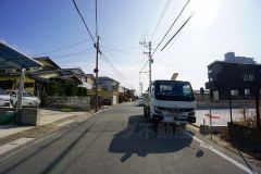 前面道路は広く、車同士がすれ違うスペースが十分にあります。落ち着いた住宅地内で快適な生活を実現してみませんか＾＾