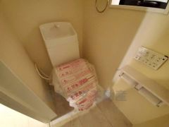 温水洗浄機付トイレです。節水機能もあるので、安心して使えますね。もちろん、1階2階の2ヶ所にトイレがあるので、忙しい朝にもゆとりができますね。