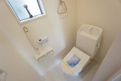 同仕様写真。温水洗浄機付トイレです。節水機能もあるので、安心して使えますね。もちろん、1階2階の2ヶ所にトイレがあるので、忙しい朝にもゆとりができますね。
