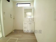 三面鏡つき洗面台。鏡裏にたっぷりとした収納スペースがあります。鏡を閉めてしまえば小物は見えないため、スッキリとした印象の洗面台にできます。