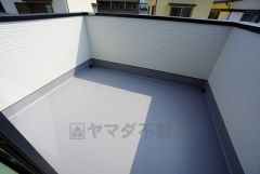 南側に面したバルコニーは日当たり良好です。お洗濯物も気持ちよく干せそうです。日光浴をしたり、星を眺めたりも良いですね^^