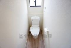 温水洗浄機付トイレです。節水機能もあるので、安心して使えますね。もちろん、1階2階の2ヶ所にトイレがあるので、忙しい朝にもゆとりができますね。