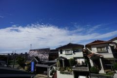 日差しが遮られないように隣家との間に距離を設けています。住宅地ですのでご近所様とコミュニケーション取りやすい距離感が良いですね。
