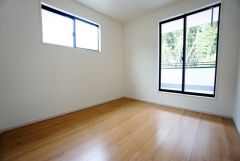 2面採光を確保した明るい室内は、風通しも良く、大変居心地の良い空間となっております。日当たりがよく、子供部屋としての利用もおすすめ。