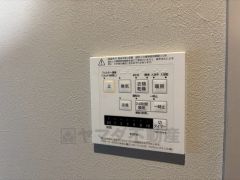 浴室暖房乾燥機付き。天候に左右されず、いつでも好きなときに洗濯物を干せるので、仕事や家事で忙しい方に重宝します。