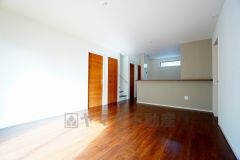 カウンターキッチンに加えて、リビング階段になっているので、お顔を合わす回数が増え、ぐっと家族の距離が縮まります。