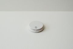 火災による煙や熱を感知して、警報音やブザー等で火災の発生を知らせてくれる火災警報器。