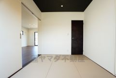 同仕様写真。ＬＤＫに隣接する和室です。様々な使用用途で活躍しそうです。