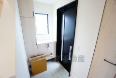 たっぷり収納できるシューズボックスです。家族全員の靴がきれいに整頓できます。棚の上にお花や写真を飾っても良いですね。