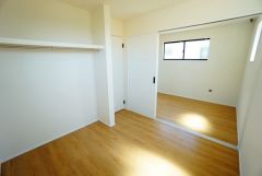 2ドア1ルーム、オープンクロークも2ヶ所ついています＾＾お子様の成長に合わせてお部屋を仕切ることができます＾＾