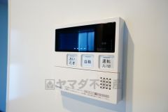 キッチン横からお湯張り、追い炊き、足し湯がボタン一つで楽々操作できる給湯機リモコンです。忙しい夕飯準備の時間帯に重宝しますね。