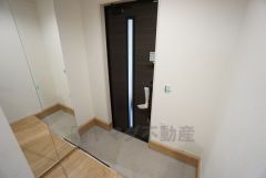 同仕様写真。白を基調とした明るい玄関です。