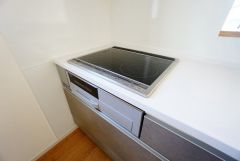 IHクッキングヒーターは火を使わないため、火災の発生リスクを抑えることが出来ます。汚れてもサッとふけてお掃除らくらく＾＾