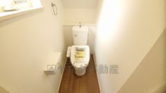 温水洗浄機付トイレです。節水機能もあるので、安心して使えますね。もちろん、1階2階の2ヶ所にトイレがあるので、忙しい朝にもゆとりができますね。