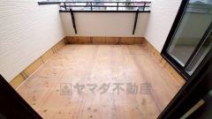 陽当たりの良いバルコニーです。お洗濯やお布団干しはもちろん、日光浴スペースにも。足元は防水工事施工済です。