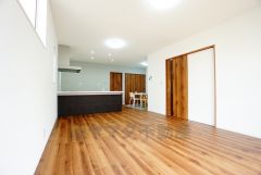 リビングは広々とした設計で、家族が集い、寛ぐ暮らしの空間を演出しています。思い思いの時間を過ごしたり、家族みんなで食事をしたり、素敵な団らんの場になりますね。