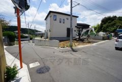 前面道路は広く、車同士がすれ違うスペースが十分にあります。落ち着いた住宅地内で快適な生活を実現してみませんか＾＾