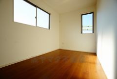 同仕様写真。2面採光を確保した明るい室内は、風通しも良く、大変居心地の良い空間となっております。爽やかな風を感じて起きる朝は、快適生活の始まりに。