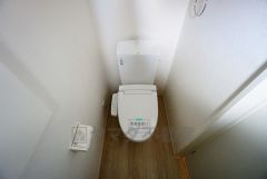 温水洗浄機付トイレです。節水機能もあるので、安心して使えますね。もちろん、1階2階の2ヶ所にトイレがあるので、忙しい朝にもゆとりができますね。