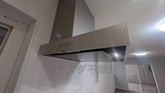 お手入れが簡単なスリム型レンジフードです。調理により発生する油煙や臭いを吸い込み、屋外へ排気してくれます。