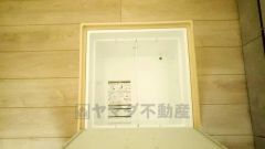 キッチンにある床下収納は、居住スペースを減らさずに買い置きの調味料や非常食などを保管することができます。