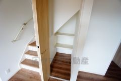物が散らかりやすいリビングに収納スペースを確保。書類や雑貨をひとまとめにできまるため、お部屋をすっきりさせることが出来ます。