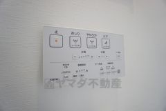 同仕様写真。温水、暖房、ウォシュレット付の高機能トイレです。