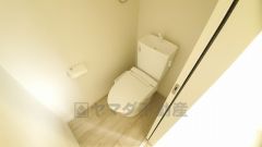 温水洗浄機付トイレです。節水機能もあるので、安心して使えますね。もちろん、1階2階の2ヶ所にトイレがあるので、忙しい朝にもゆとりができますね。