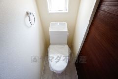 温水洗浄機付トイレです。節水機能もあるので、安心して使えますね。もちろん、1階2階の2ヶ所にトイレがあるので、忙しい朝にもゆとりができますね。