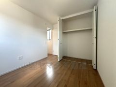 暖かい日差しが差し込む洋室。たっぷり収納できるクローゼット付きでお部屋の中をすっきりと快適に保てます。