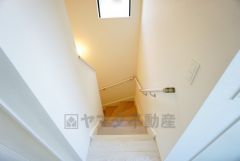 小さなお子様やご高齢の方でも安心できる、手すり付き階段。段差も低めで設定されており、安全性にも優れています。