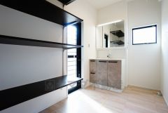 三面鏡つき洗面台。鏡裏にたっぷりとした収納スペースがあります。鏡を閉めてしまえば小物は見えないため、スッキリとした印象の洗面台にできます。