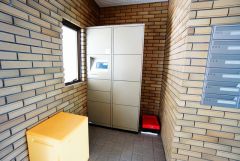 不在時でも荷物が受け取れる宅配ボックス完備。共働きの家庭や外出の多い方に便利。お子様の留守番中も安心ですね＾＾