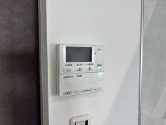 キッチン横からボタンひとつで操作が楽々。