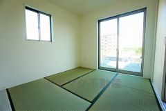 同仕様写真。リビングからの続き間として和室をご用意しました。普段はリビングとつなげて開放的なスペースとして、来客時には客間としてお使いいただけます。