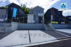 前面道路は広く、車同士がすれ違うスペースが十分にあります。落シンプルでいつまでも飽きのこないデザインが周囲の環境に調和し、どんなご家族にもフィットするデザインです。