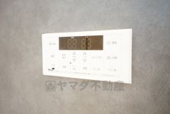 湯量・湯温の設定、そして保温までワンタッチのフルオートバス。便利な追い炊き機能付きです。