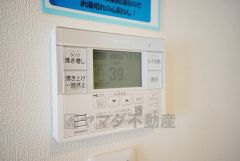 キッチン横からお湯張り、追い炊き、足し湯がボタン一つで楽々操作できる給湯機リモコンです。忙しい夕飯準備の時間帯に重宝しますね。
