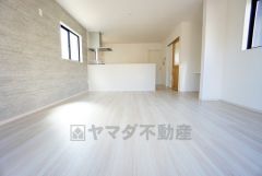 リビングは広々とした設計で、家族が集い、寛ぐ暮らしの空間を演出しています。思い思いの時間を過ごしたり、家族みんなで食事をしたり、素敵な団らんの場になりますね。